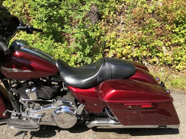 2017 Harley-Davidson, červená, dovoz USA — foto 10 z 11