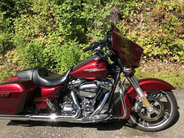 2017 Harley-Davidson, červená, dovoz USA — foto 3 z 11