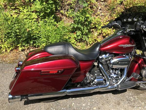 2017 Harley-Davidson, červená, dovoz USA — foto 4 z 11