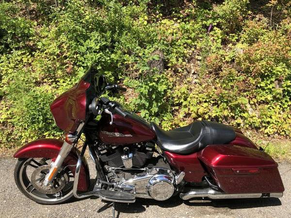 2017 Harley-Davidson, červená, dovoz USA — foto 8 z 11