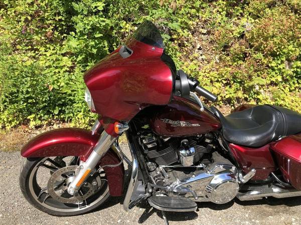 2017 Harley-Davidson, červená, dovoz USA — foto 9 z 11
