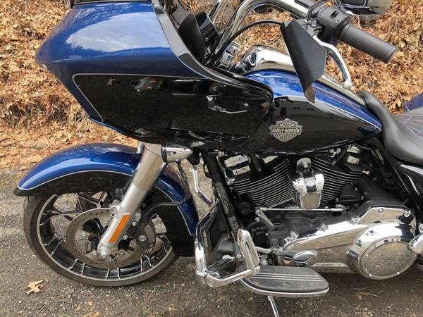 2022 Harley-Davidson, modrá, dovoz USA — foto 10 z 11