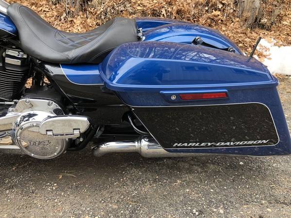 2022 Harley-Davidson, modrá, dovoz USA — foto 2 z 11