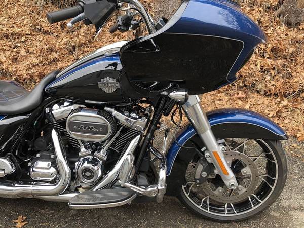 2022 Harley-Davidson, modrá, dovoz USA — foto 3 z 11
