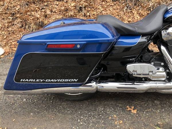 2022 Harley-Davidson, modrá, dovoz USA — foto 4 z 11