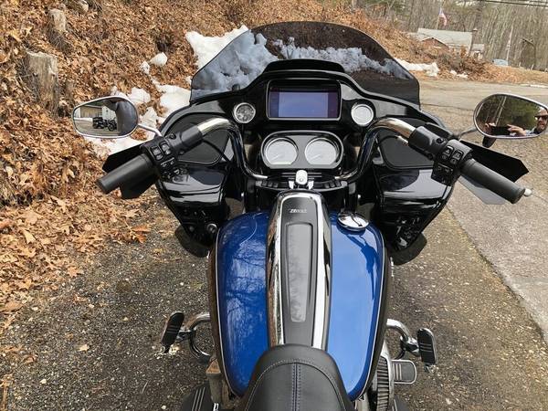 2022 Harley-Davidson, modrá, dovoz USA — foto 6 z 11