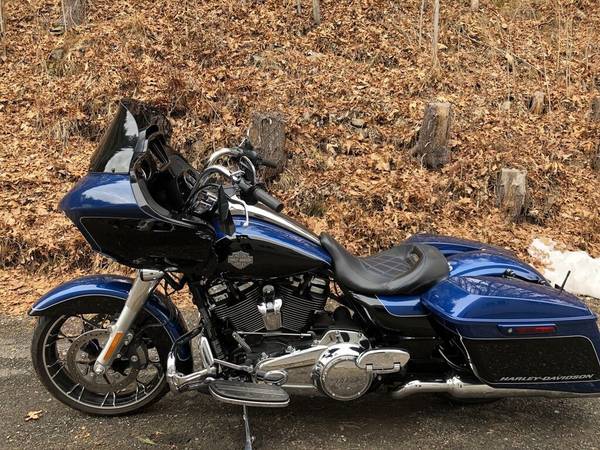 2022 Harley-Davidson, modrá, dovoz USA — foto 9 z 11