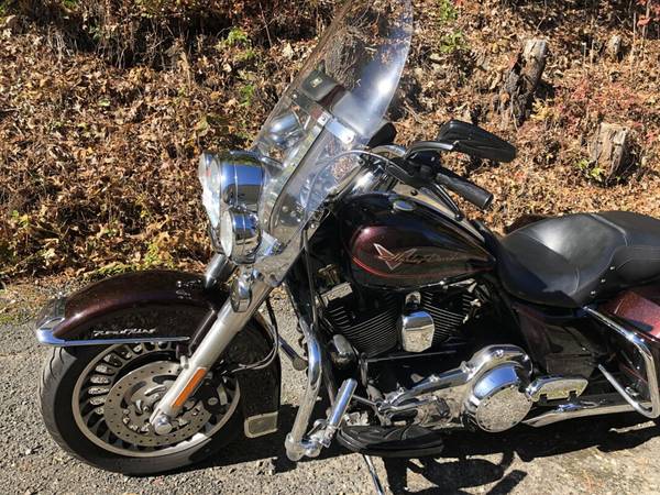 2011 Harley-Davidson, dovoz USA — foto 9 z 11