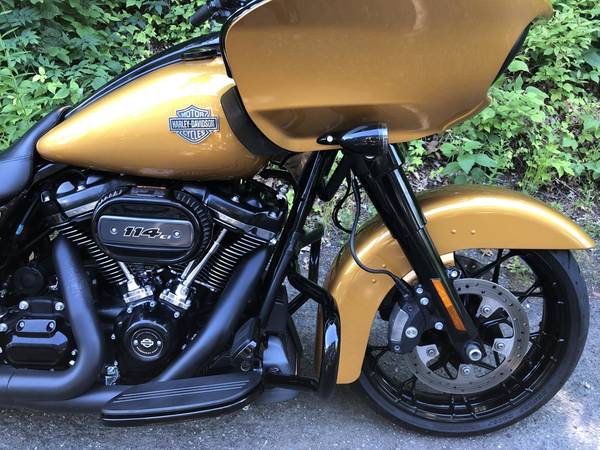 2023 Harley-Davidson, zlatá, dovoz USA — foto 2 z 11