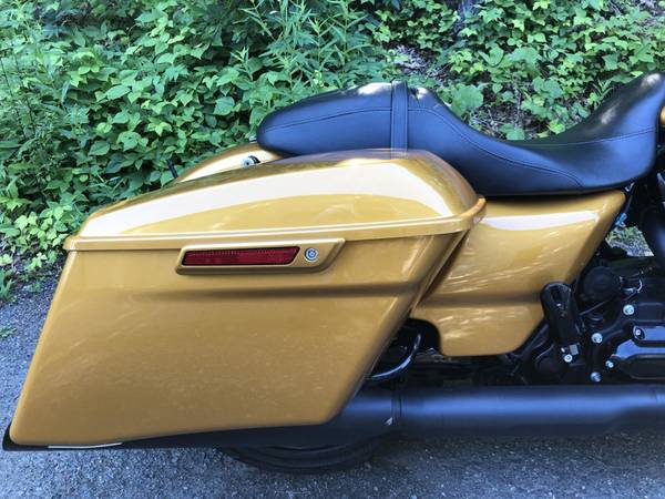2023 Harley-Davidson, zlatá, dovoz USA — foto 3 z 11