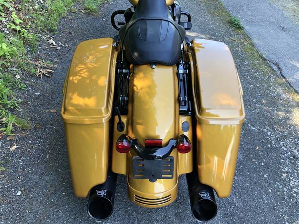 2023 Harley-Davidson, zlatá, dovoz USA — foto 4 z 11