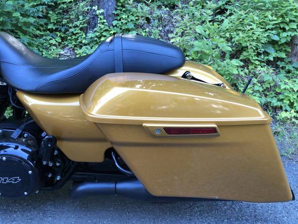2023 Harley-Davidson, zlatá, dovoz USA — foto 9 z 11