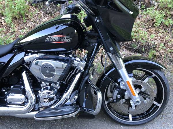 2025 Harley-Davidson, černá, dovoz USA — foto 2 z 11
