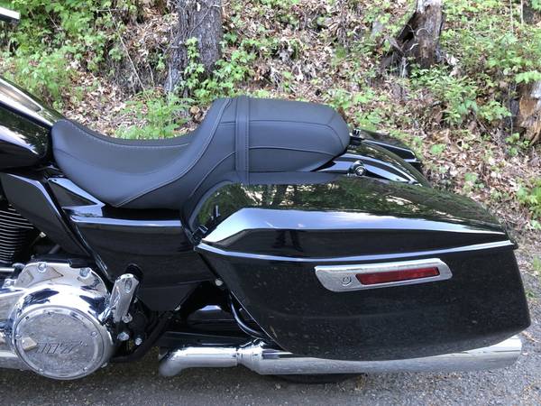 2025 Harley-Davidson, černá, dovoz USA — foto 9 z 11