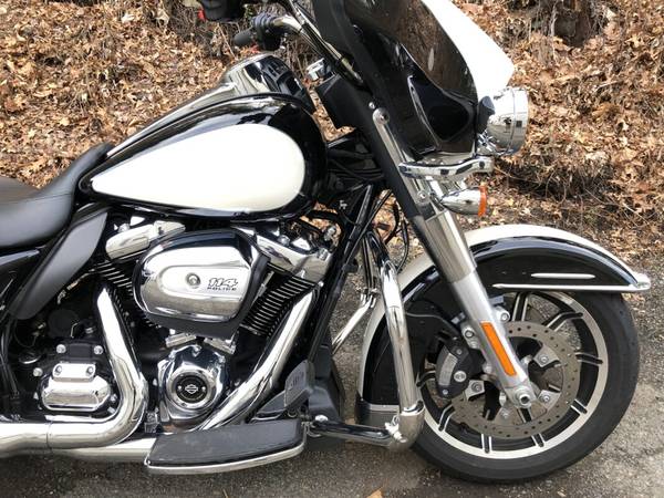 2023 Harley-Davidson, černá, dovoz USA — foto 2 z 11