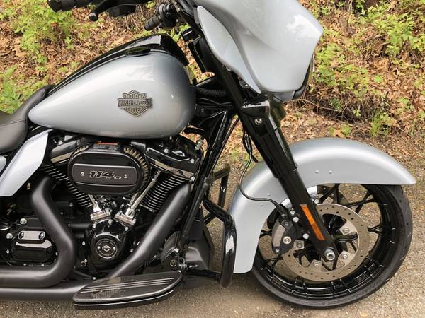 2023 Harley-Davidson, stříbrná, dovoz USA — foto 2 z 11