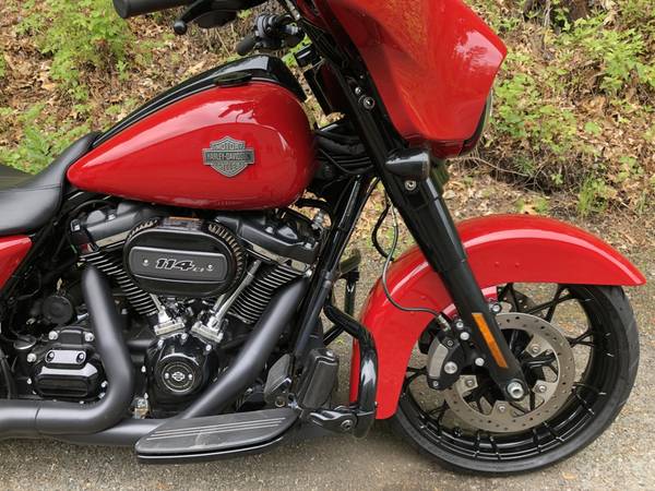 2022 Harley-Davidson, červená, dovoz USA — foto 2 z 11