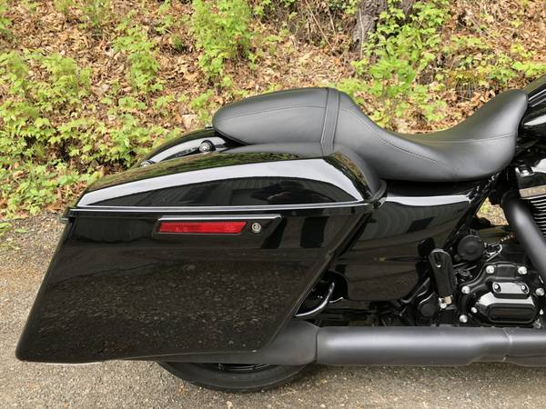 2022 Harley-Davidson, černá, dovoz USA — foto 3 z 11