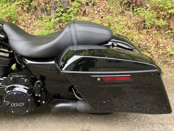 2022 Harley-Davidson, černá, dovoz USA — foto 9 z 11