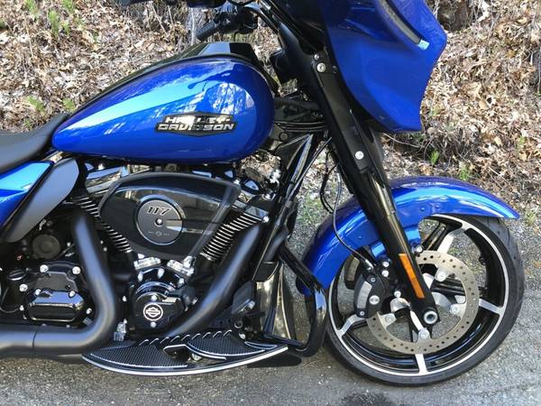 2024 Harley-Davidson, modrá, dovoz USA — foto 2 z 11