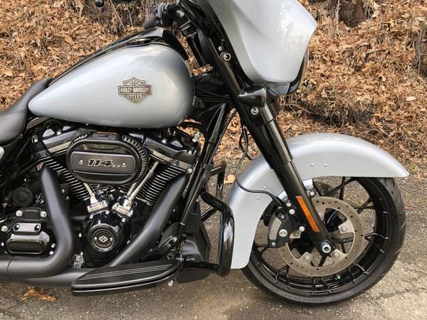 2023 Harley-Davidson, stříbrná, dovoz USA — foto 2 z 11