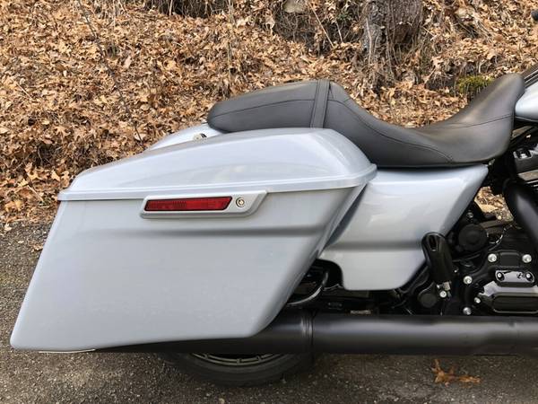 2023 Harley-Davidson, stříbrná, dovoz USA — foto 3 z 11
