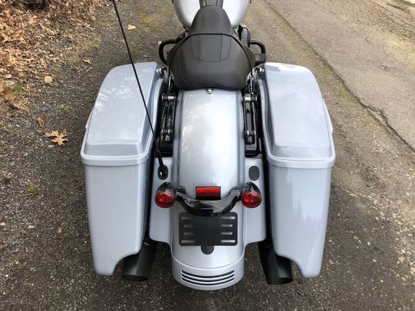 2023 Harley-Davidson, stříbrná, dovoz USA — foto 4 z 11