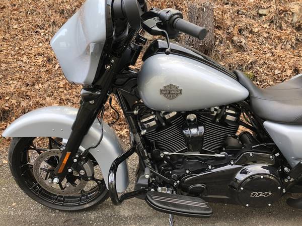 2023 Harley-Davidson, stříbrná, dovoz USA — foto 9 z 11