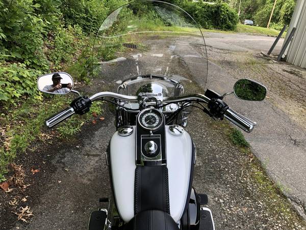 2015 Harley-Davidson, bílá, dovoz USA — foto 5 z 11
