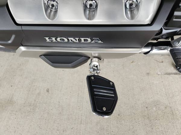 2025 Harley-Davidson, zlatá, dovoz USA — foto 11 z 12