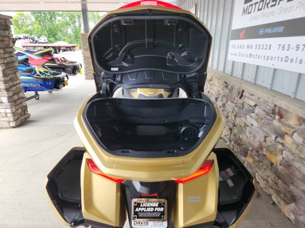 2025 Harley-Davidson, zlatá, dovoz USA — foto 12 z 12
