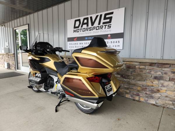 2025 Harley-Davidson, zlatá, dovoz USA — foto 6 z 12