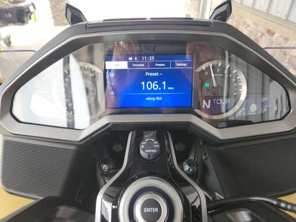 2025 Harley-Davidson, zlatá, dovoz USA — foto 7 z 12