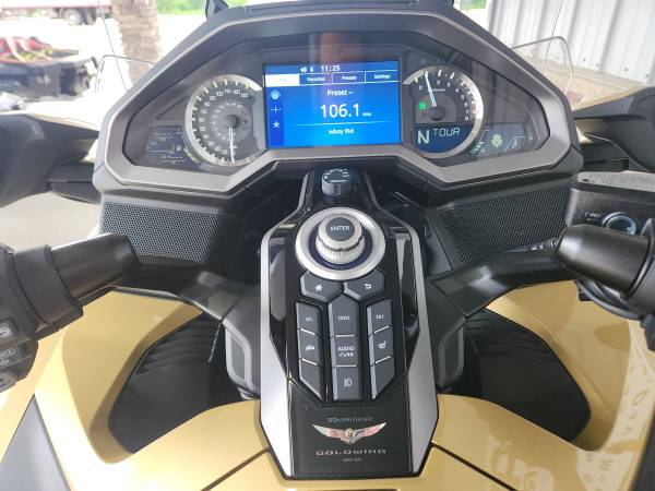2025 Harley-Davidson, zlatá, dovoz USA — foto 8 z 12