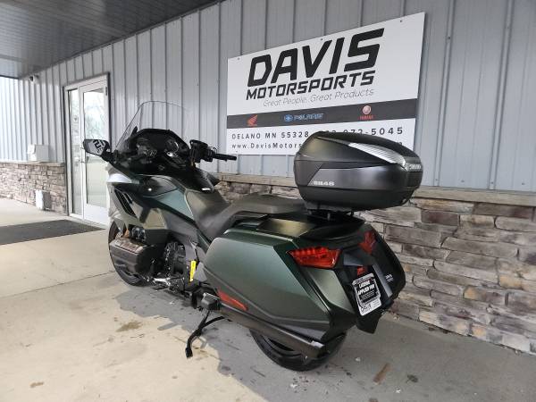 2024 Harley-Davidson, zlatá, dovoz USA — foto 11 z 12