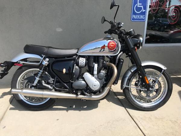 2026 Triumph, zlatá, dovoz USA — foto 2 z 12