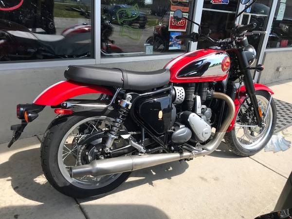 2026 Triumph, zlatá, dovoz USA — foto 4 z 12