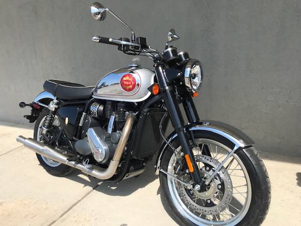 2026 Triumph, zlatá, dovoz USA — foto 5 z 12