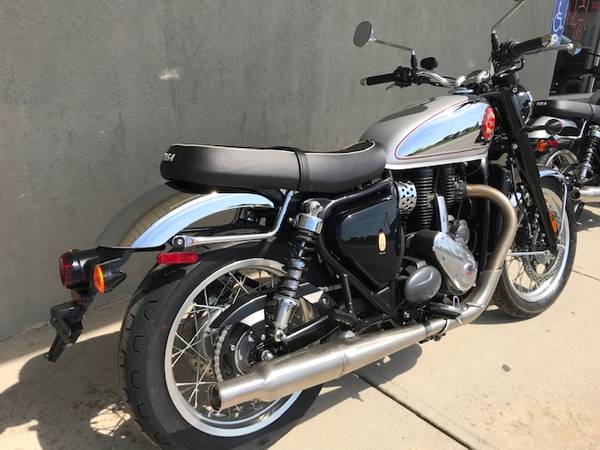 2026 Triumph, zlatá, dovoz USA — foto 6 z 12