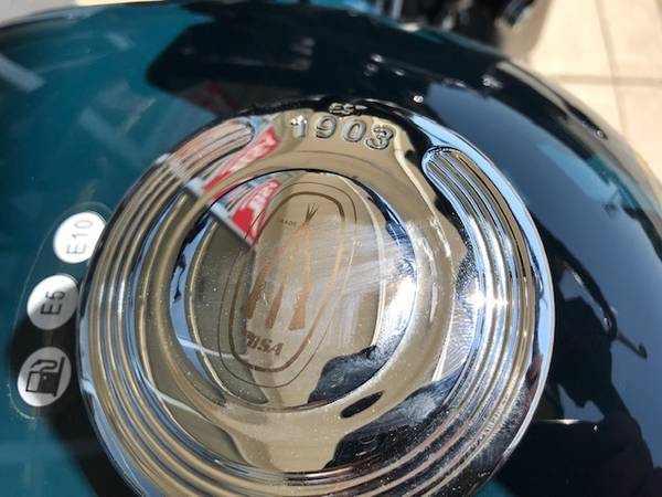 2026 Triumph, zlatá, dovoz USA — foto 9 z 12