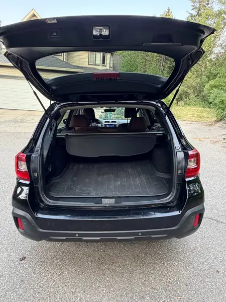 2018 Subaru Outback Premier Tech Pkg, černá, 248 000 km, dovoz Kanada — foto 4 z 5