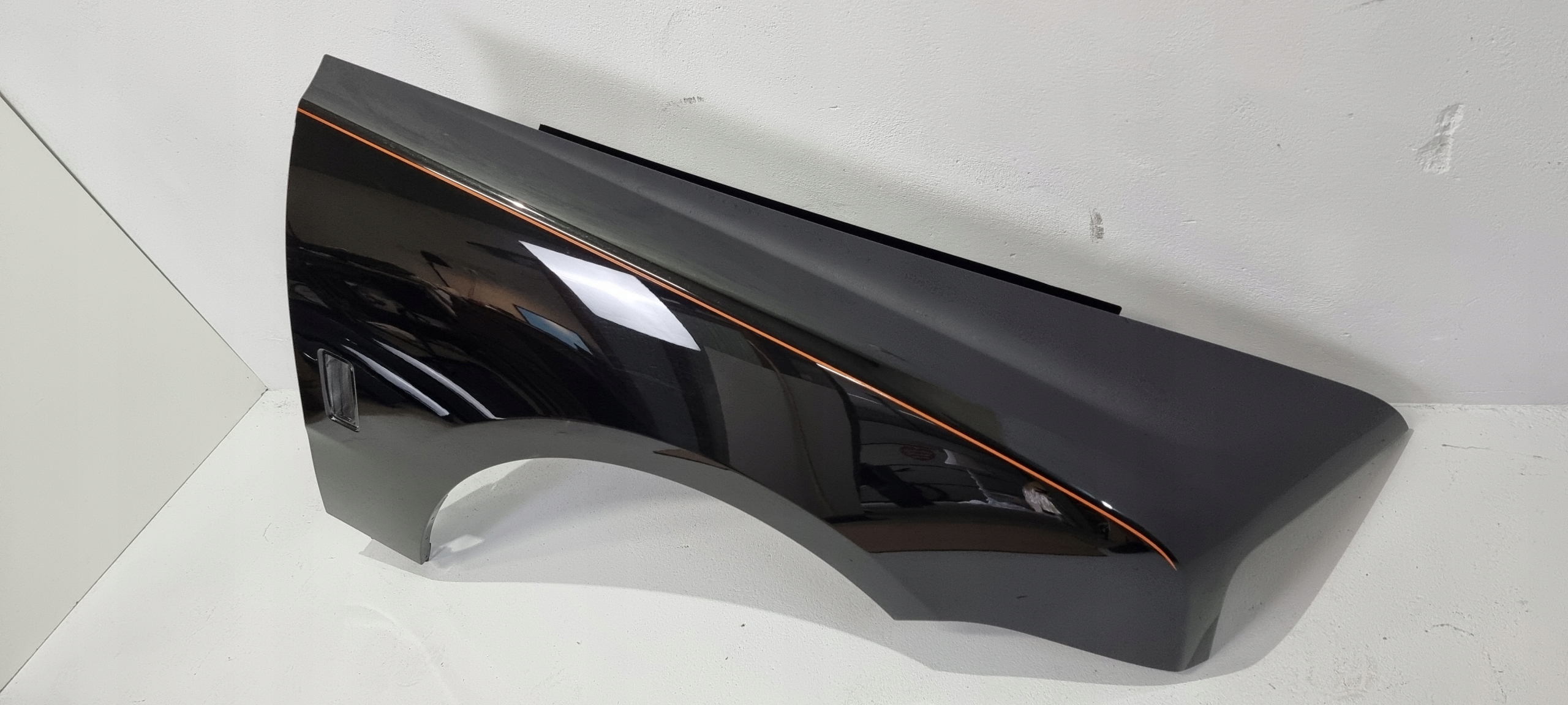 blatník pravý přední Rolls Royce Cullinan 18- R32, dovoz Skladem v EU — foto 3 z 16