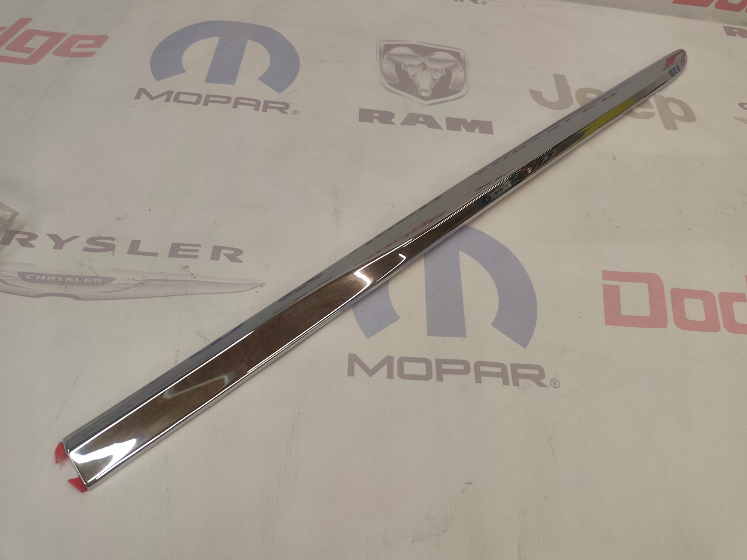 Chrysler Pacifica 17-24 lišta Chrom dveře levé zadní nová Mopar Limited, dovoz Skladem v EU — foto 1