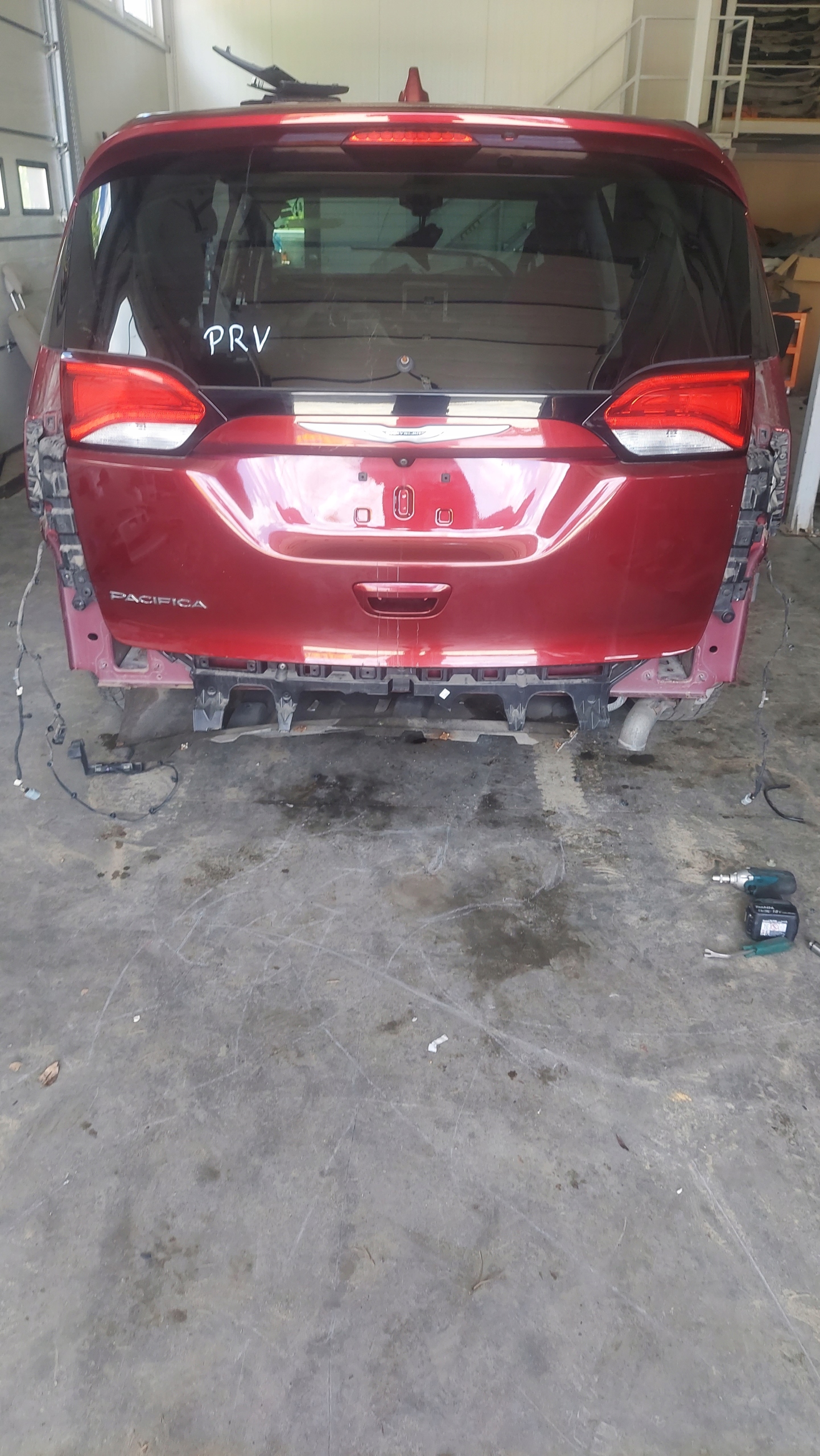 Chrysler Pacifica 17-24r Klapa zadní kompletní Prv, Skladem v EU — foto 1