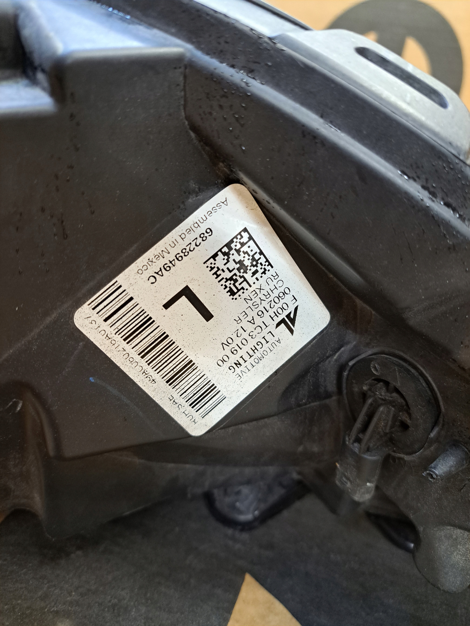 Světlomet — Chrysler, Skladem v EU — foto 3 z 5