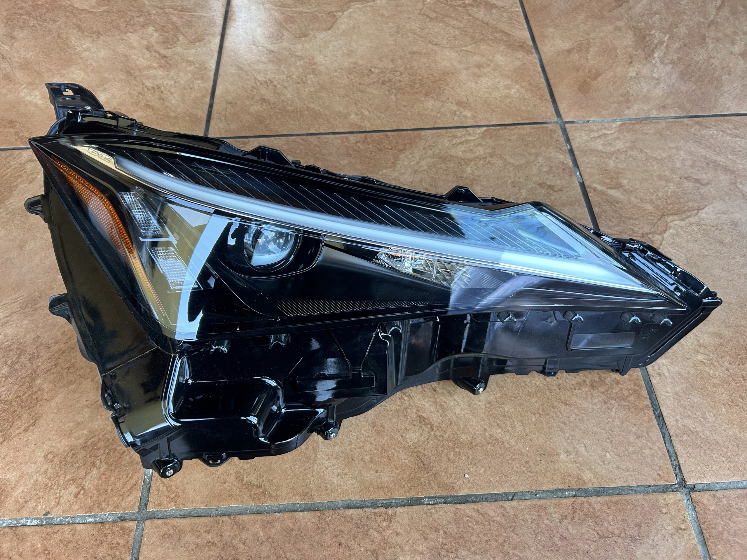 LEXUS UX FULL LED světlomet komplet levý i pravý Ciemne SHADOW 81145-76700, dovoz Skladem v EU — foto 2 z 11