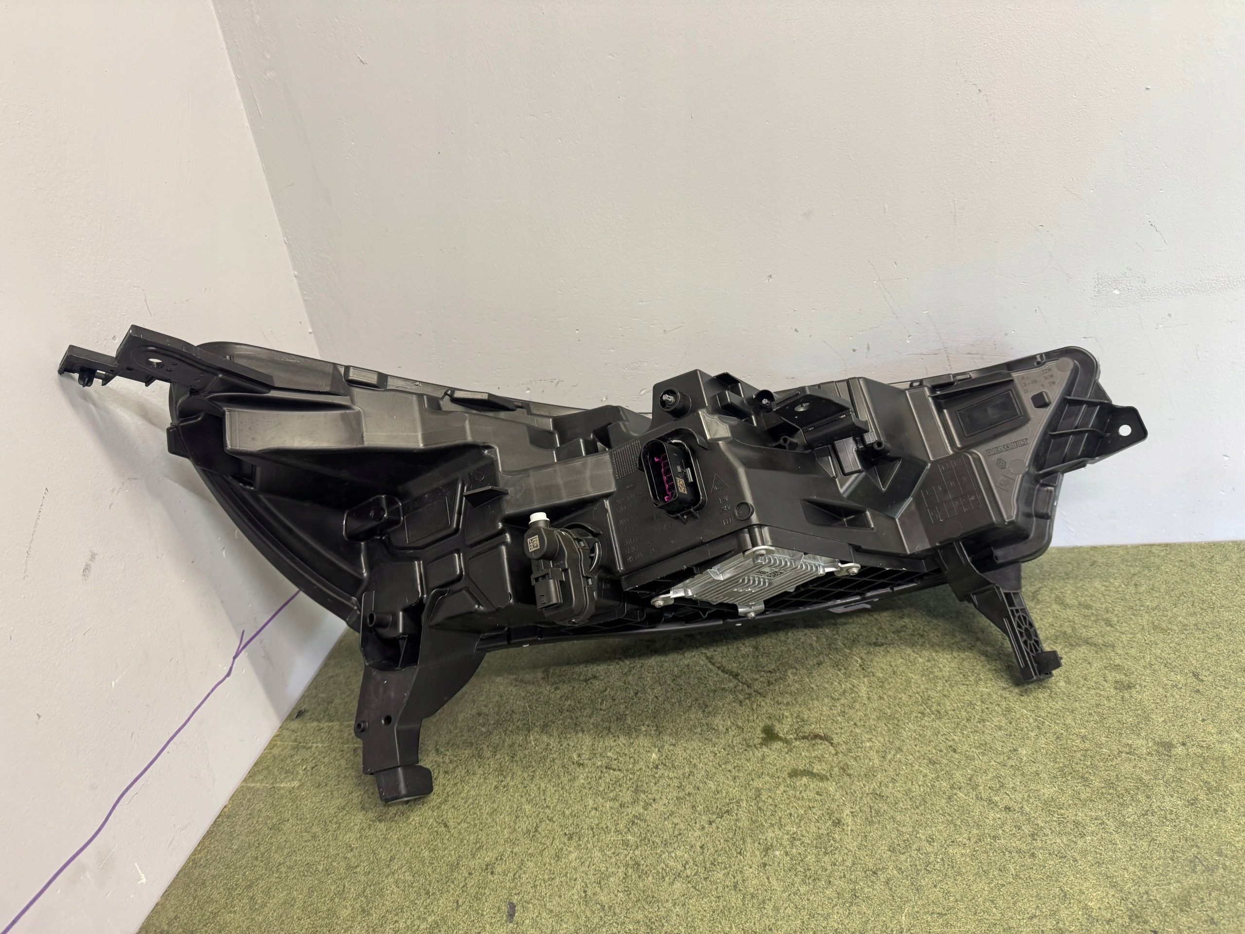 Světlomet — Renault Captur, Skladem v EU — foto 3 z 4