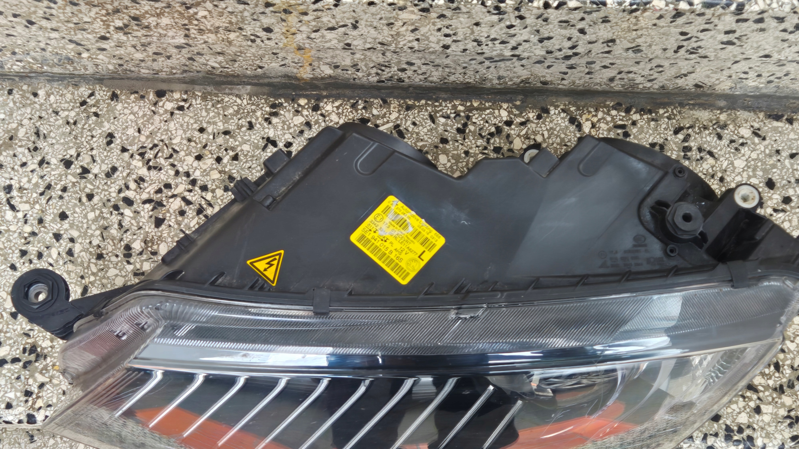 přední světlomet Skoda originál levá ksenonowa skretna, dovoz Skladem v EU — foto 2 z 5