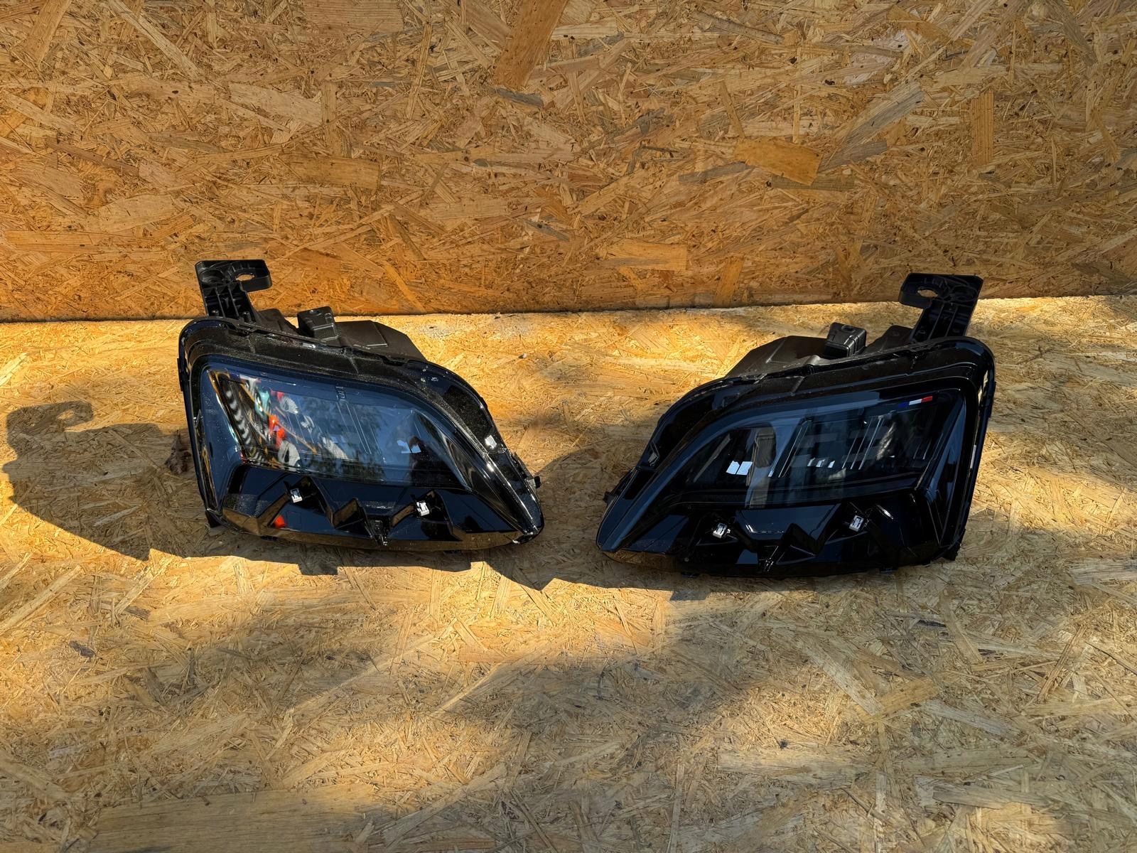 Renault V 5 komplet Lamp světlomety přední LED levá pravá originál Eu, dovoz Skladem v EU — foto 2 z 9