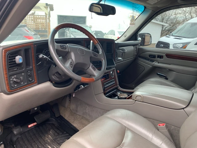 2003 Cadillac Escalade, 200 600 km, dovoz Kanada — foto 2 z 5